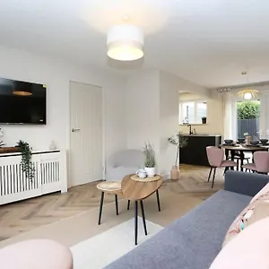 Holiday home Xxbrand Newxx Sleeps 8, Stylish Japandi House, Blackpool